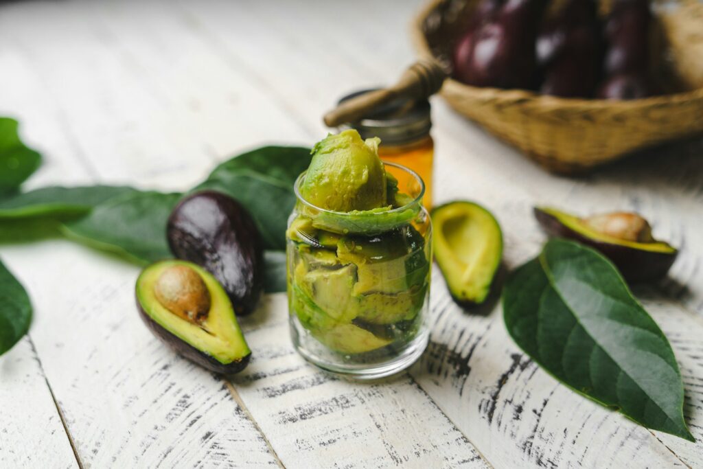 foto-von-gesundem-essen-avocado-blätter-candida-guide-gesunde-ernährung