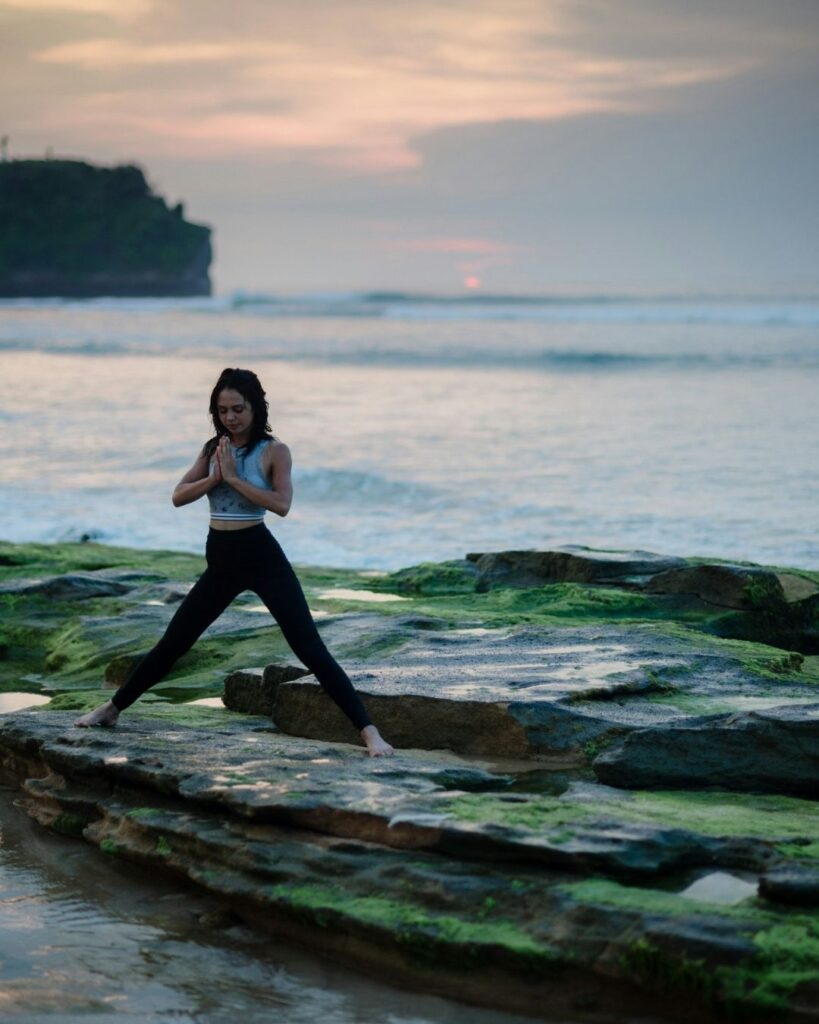 Frau-Yoga-Pose-am-Strand-Gesundheit-Vitalität-Meer-Sonnenuntergang