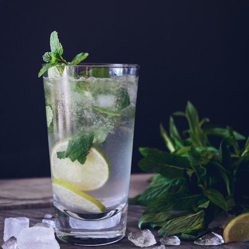 detox Bild-von-Glas-mit-Zitronen-Wasser-Kräuter-für-Detox